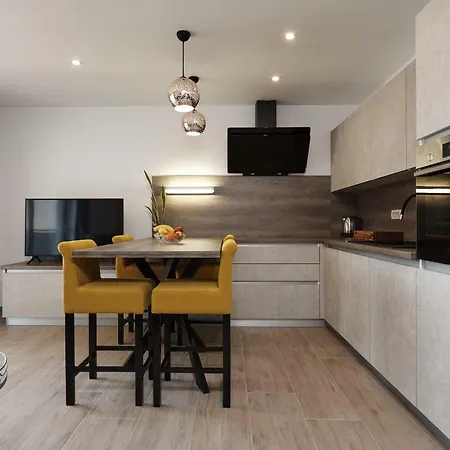 Sunny Side Apartment