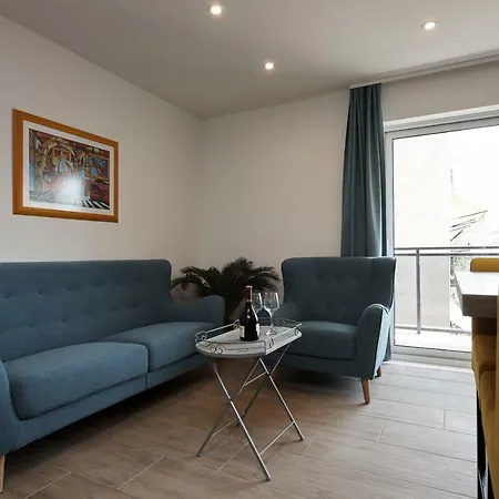 Sunny Side Apartment *