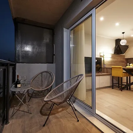 Sunny Side Apartment